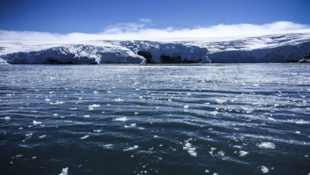 Un estudio publicado en abril en los Informes de la Academia estadounidense de ciencias (PNAS) indica que el hielo se derrite seis veces más rápido actualmente que en los años 1980.
