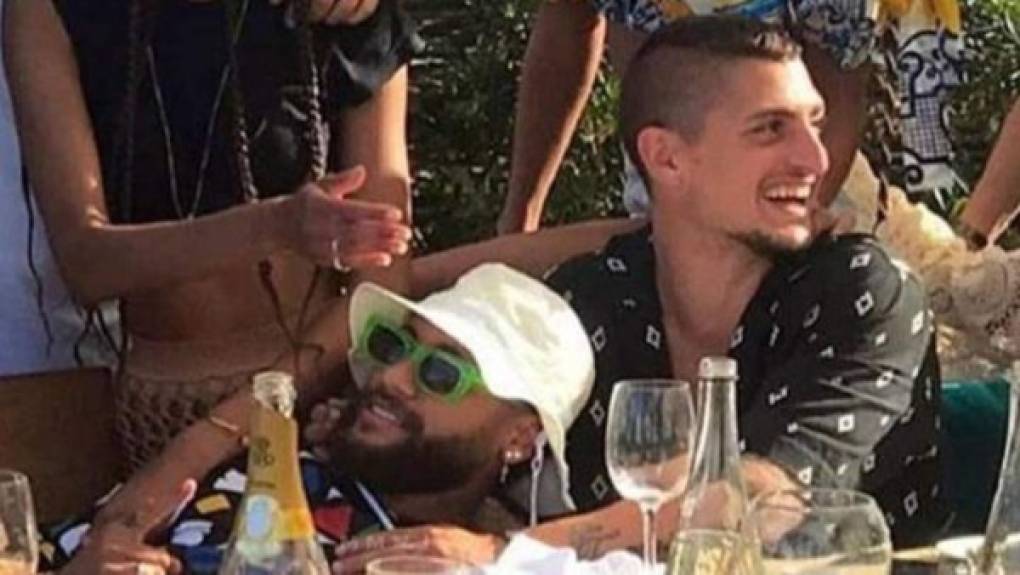 Neymar aprovechó las últimas horas de las vacaciones -forzadas por el coronavirus- para irse con su amigo y compañero Marco Verratti a una de las localidades fiesteras por excelencia en Europa: Saint-Tropez.