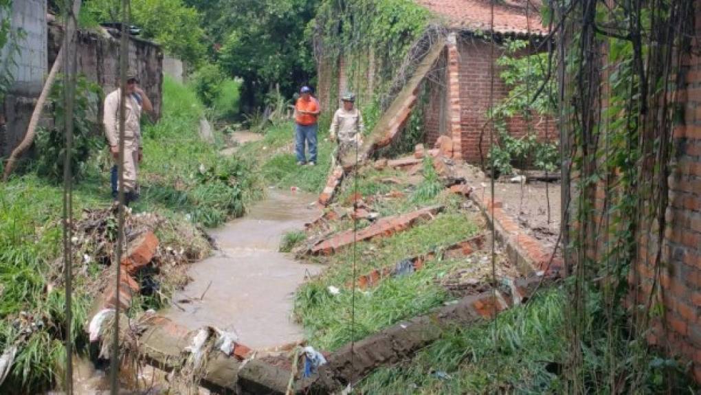 Elementos del Cuerpo de Bomberos inspeccionan los daños causado por las lluvias en la ciudad de La Paz.