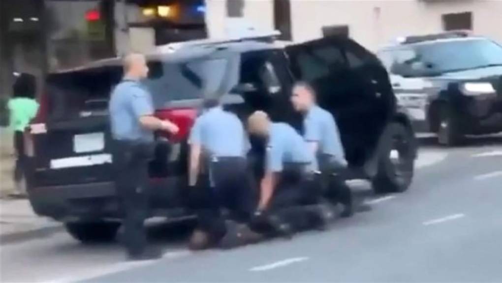 Los videos del brutal arresto contra Floyd muestran a los cuatro policías propinando una golpiza al afroamericano luego de que fuera detenido por Kueng y Lane.