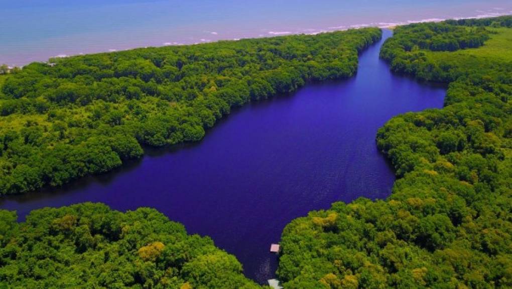 Uno de los sitios encantadores conocidos por los turistas nacionales es la Laguna de Cacao que se esconde detrás de una plantación de árboles de cacao y se une con el mar en el municipio de Jutiapa, Atlántida. Playa, laguna y bosque se juntan para exponer las bondades naturales maravillosas.