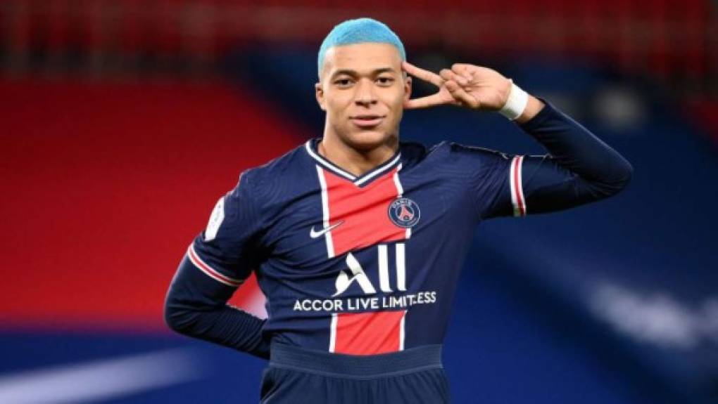 El delantero Kylian Mbappe ha rechazado hasta cuatro ofertas de renovación con el PSG. Esta semana, previo a su unión a los trabajos del club parisino, la directiva del club y Mbappé se reunirán para definir su futuro. El francés está dispuesto a salir y buscaría arribar a un club español o inglés. El Real Madrid ha sido siempre su destino natural, pero la actualidad económica del club español podría abrir espacio a clubes ingleses.