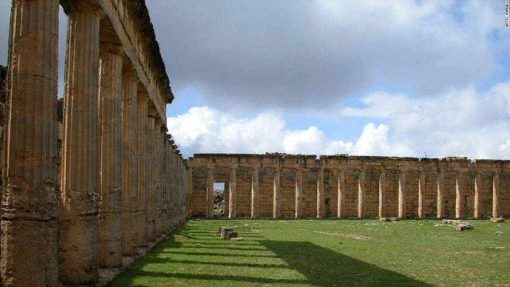 Cirene, Libia — Esta ciudad clave para los griegos y los romanos fue establecida en el año 630 antes de Cristo. Las ruinas fueron algunas de las más conservadas de esa época, pero a raíz de la revolución libia, muchas de sus extensiones fueron excavadas, incluyendo su único complejo de necrópolis.