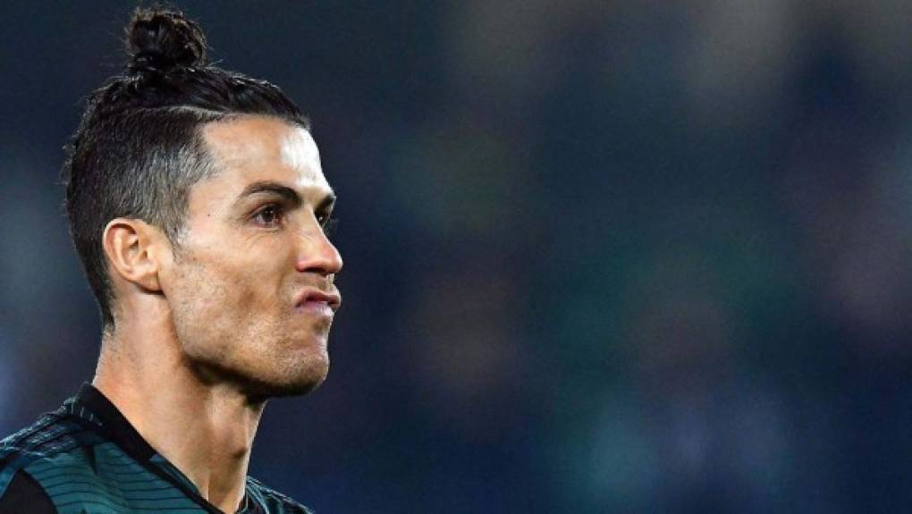 Después de varios días de distanciamiento social, Cristiano Ronaldo decidió salir de su lujosa casa en Funchal, Portugal, para dar un paseo con su esposa y los pequeños por lo que inmediatamente ha sido duramente cuestionado.