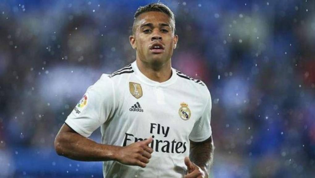 Mariano Díaz: El delantero ha señalado que no quiere irse del Real Madrid, por lo que peleará por consolidarse en el club blanco. 'Mi idea es seguir en el Madrid, en mi equipo. Quiero demostrar lo que he venido a hacer aquí', dijo en Diario Marca.