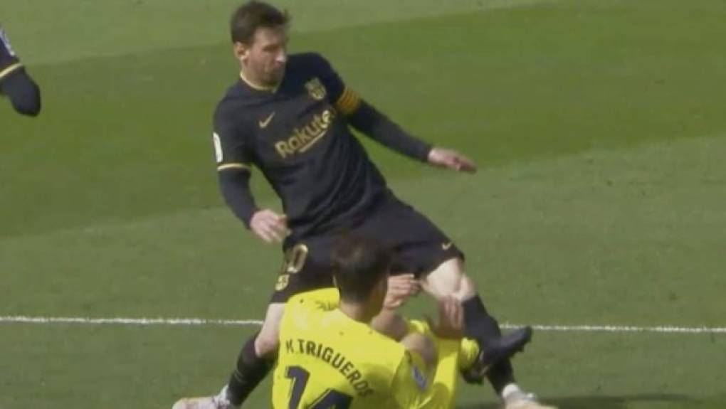 En el minuto 65, el colegiado del encuentro entre Villarreal y Barça, Del Cerro Grande, expulsó al jugador Manu Trigueros por una escalofriante entrada a Messi.