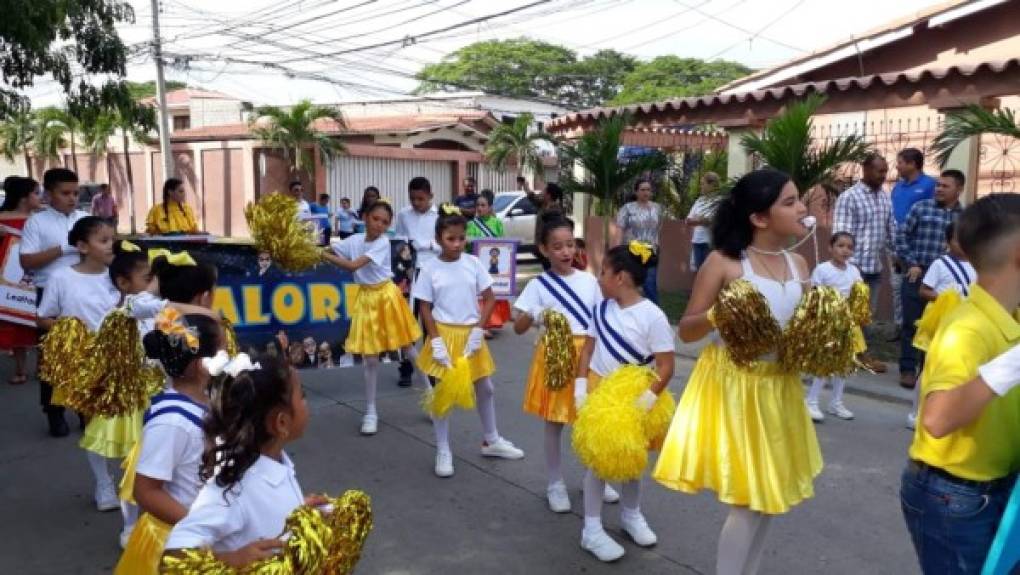 Cuadro de pomponeras de la Escuela Bilingüe Del Valle, que desfiló en la colonia Del Valle.