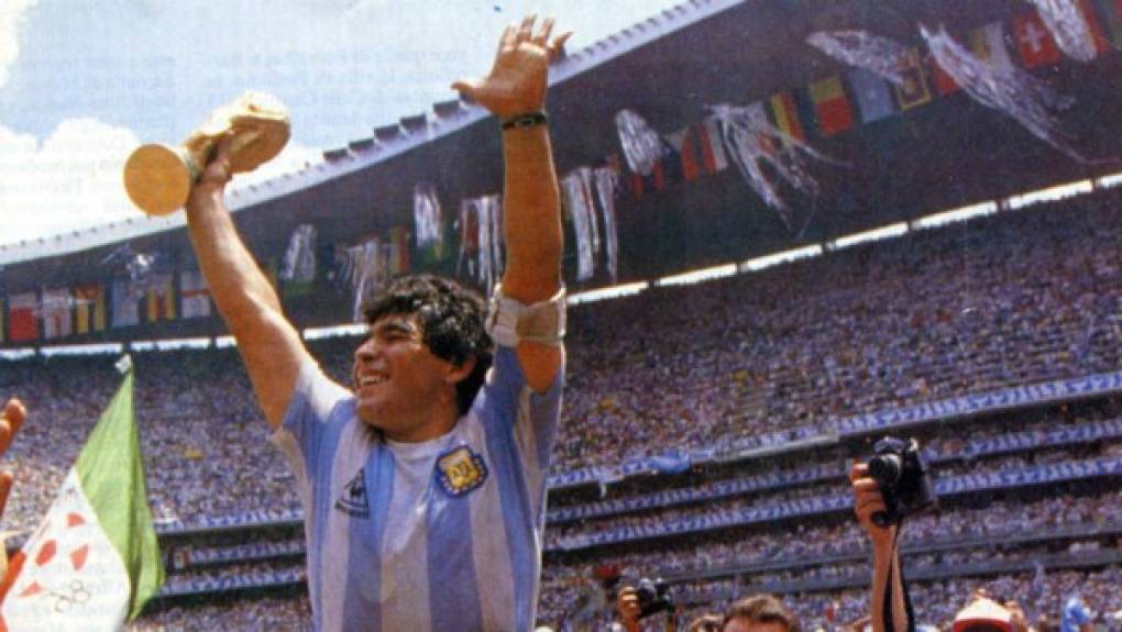Mundial de México 1986:<br/><br/>Pudo haber sido una campaña desastrosa, pues muy pocos creían en esa selección de Carlos Bilardo. Pero, contra todos los pronósticos negativos, el equipo Albiceleste se consagró en México'86 con contundencia como campeón del mundo por segunda vez en su historia. No ha habido otra. Y el desempeño de Maradona fue superlativo.<br/><br/>En los cuartos de final anotó dos tantos a Inglaterra en la victoria por 2-1. Primero fue el gol con 'la mano de Dios', y 'el gol del siglo XX'.