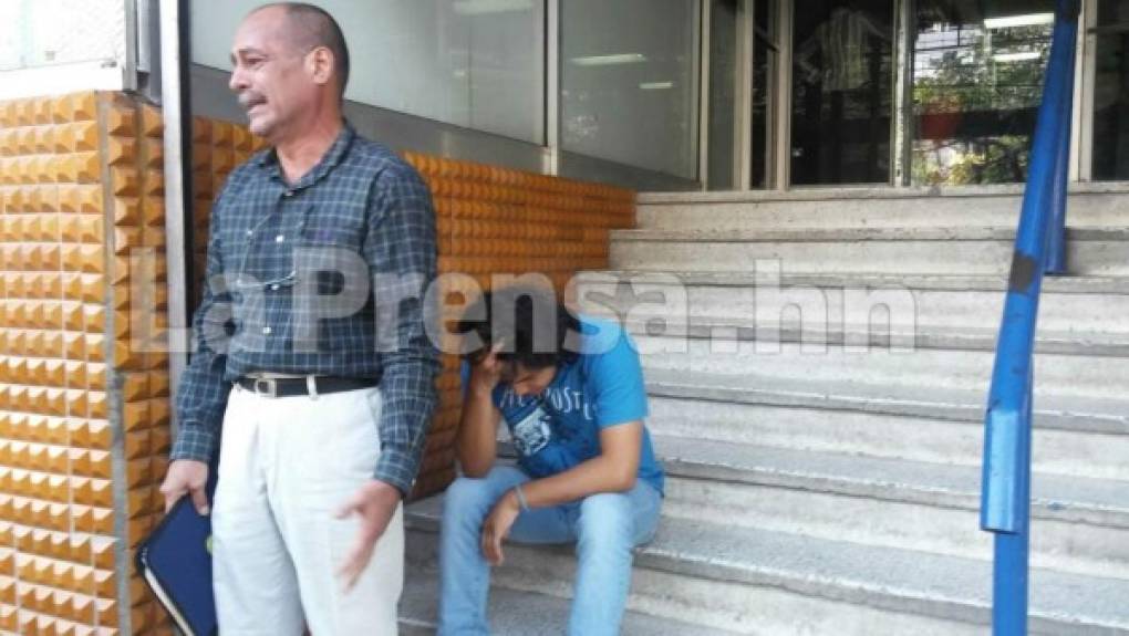 El padre del univesitario Ramsses Bueso agredido por 'Rambo moderno' llora en las afueras de la fiscalía en San Pedro Sula al sentir que su hijo puede ser asesinado tras el conflicto con el empleado municipal.