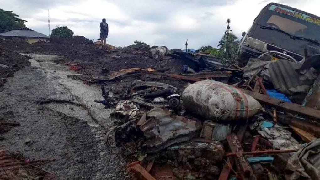 Varias carreteras quedaron destruidas, mientras que otros caminos se ven obstruidos por montañas de barro y árboles caídos.<br/>