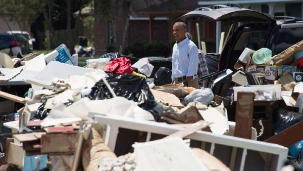 Obama recorrió el barrio Castle Place, en la ciudad de Baton Rouge, y paseó entre escombros, incluidos muebles, colchones y muchos otros objetos dañados por las fuertes lluvias e inundaciones que mantienen anegadas grandes extensiones de terreno en todo el sureño estado de Luisiana.