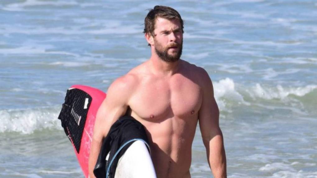 Conocido por su papel de Thor. Hemsworth se puso en manos de Duffy Gaver, un entrenador que fue marine de los Estados Unidos para lucir tan bien. Para ganar masa muscular rápidamente, el actor se centró en un programa de levantamiento de pesos. <br/>