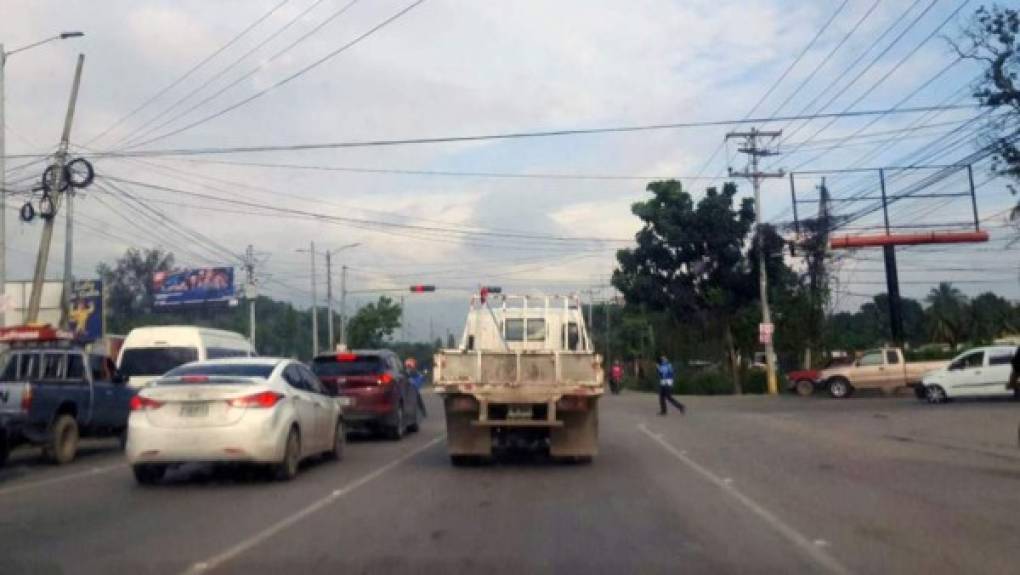 Luego de varios días de manifestaciones y obstaculización del tránsito finalmente los ciudadanos de San Pedro Sula y alrededores pueden desplazarse con cierta normalidad desde y hacia la capital industrial. El domingo por la noche estalló una ola de violentas protestas que volvieron a generar caos y zozobra en la zona norte del país paralizando el comercio e impidiendo que miles de trabajadores se movilizaron a sus empleos. Ayer, el ministro de seguridad, Julián Pacheco, indicó que las Fuerzas Armadas y las Policías nacional y militar realizan operativos para desalojar los retenes y recuperar las principales vías del país.