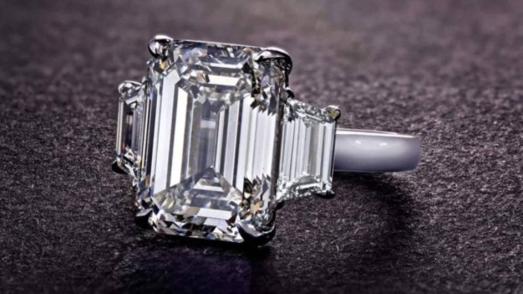 La joyería posteó una imagen del anillo de Tiffany en su cuenta de Facebook. El anillo de diamantes está valorado en más de un millón de dólares.