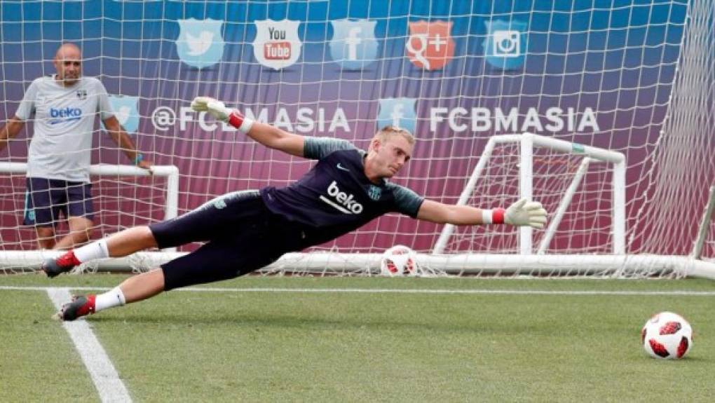 Jasper Cillessen: El portero holandés de 29 años de edad pide más minutos por lo que no está conforme en el Barcelona. Sin embargo, en el club culé lo quieren pero el jugador medita irse.