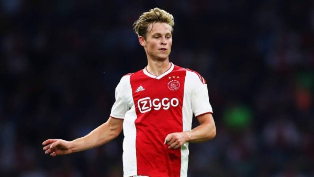 El Barcelona ha recibido con cierta sorpresa las informaciones que llegaron desde Holanda el jueves por la noche. Según el rotativo 'De Telegraaf', Frenkie de Jong ya habría decidido en qué equipo jugará la temporada que viene: el París Saint-Germain. De acuerdo con esta versión, el club francés abonaría 75 millones de euros el próximo verano para hacerse con los servicios del talentoso centrocampista del Ajax, pretendido desde hace muchos meses por el Barça y también por otros clubes importantes del panorama europeo.