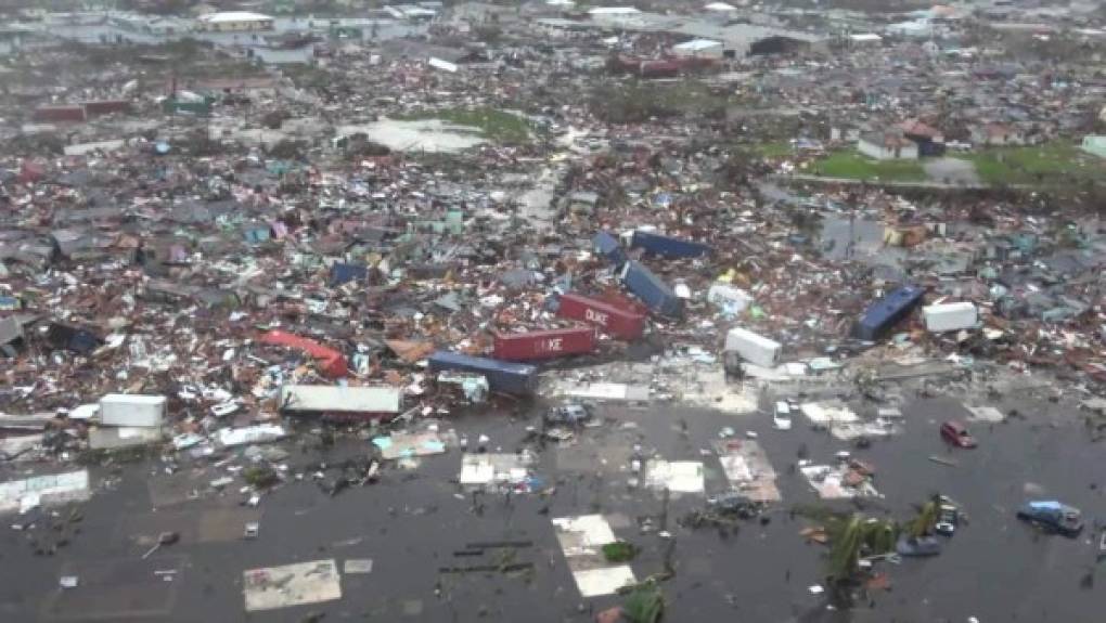 La cadena CNN también transmitió las primera imágenes aéreas de la isla Gran Ábaco, mostrando los catastróficos daños, con centenares de viviendas sin techo, autos volcados, enormes inundaciones y escombros por todos lados.