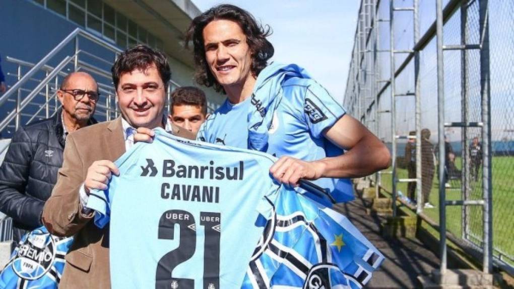 Edinson Cavani, que acabó contrato con el PSG el pasado mes de junio, ya tiene nuevo equipo. Informan desde Brasil que el delantero uruguayo llegó a un acuerdo para jugar con el Gremio de Porto Alegre. El charrúa será presentado el lunes y podrá jugar la Copa Libertadores por primera vez.