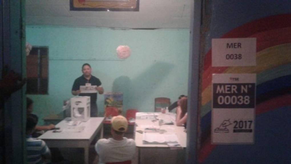 Funcionarios electorales trabajan en la Guardaría Infantil de La Ceiba.