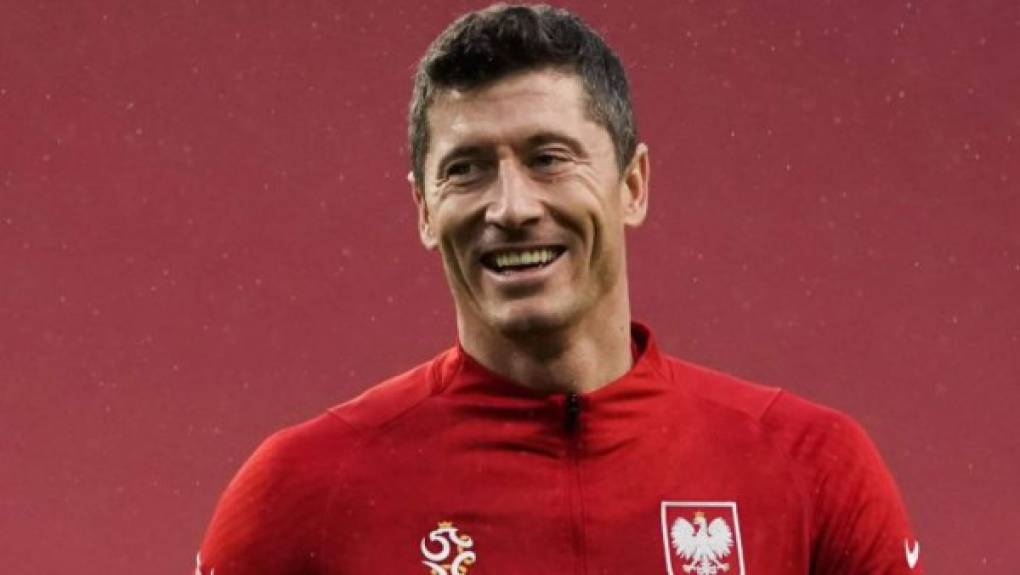 Lewandowski ha decidido abandonar el Bayern Múnich. El polaco, de 32 años, y multigoleador en Alemania, solo piensa en el Real Madrid. Sin embargo, son varias las aristas a considerar: el alto salario del delantero, el precio de su ficha y Mbappé, este último por ser la prioridad madridista. De no darse, el club español conversaría por Lewandowski con el club bávaro.