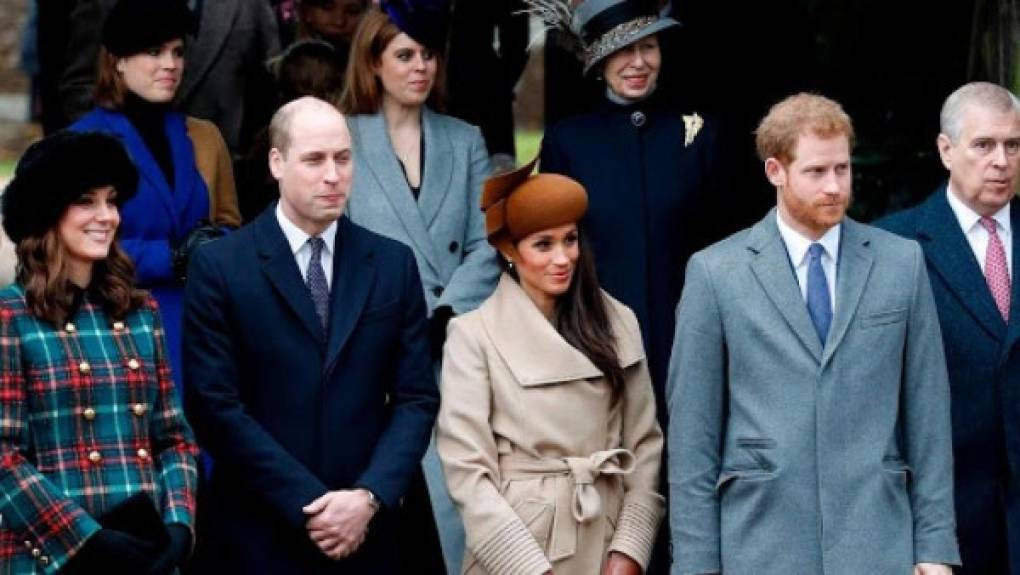 6. El príncipe William 'atrapado': 'Siempre amaré' al príncipe Carlos -heredero del trono- y al príncipe William, su hermano, quienes están 'atrapados' por las convenciones de la monarquía.<br/><br/>'Mi padre y mi hermano están atrapados. No pueden irse. Y les tengo una gran compasión por eso', afirmó.