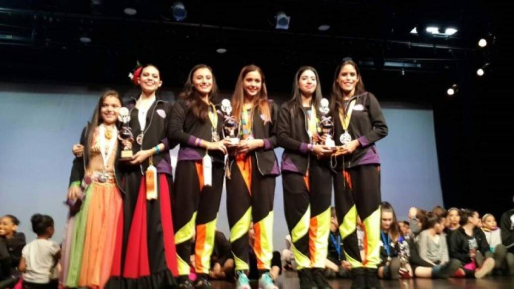 Las alumnas ganadoras de los tres primeros lugares en dúo.