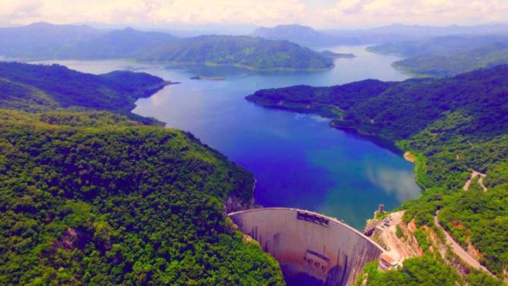 La central hidroeléctrica General Francisco Morazán más conocida como “El Cajón” es una represa con un diseño en forma de arco de doble curvatura, que figura entre las más altas del mundo, y es la central más importante del sistema interconectado nacional.