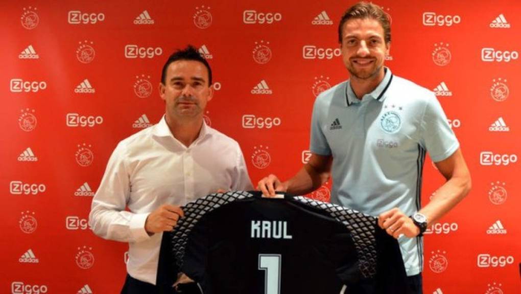Tim Krul ha firmado por una temporada con el Ajax de Amsterdam tras la salida de Jasper Cillessen con destino a Barcelona. El portero de su ya exequipo, el Newcastle, es el sustituto de Cillessen en la selección holandesa.