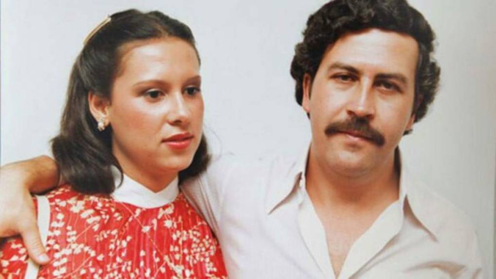 María Victoria Henao, viuda de Escobar, y su sobrino Nicolás Escobar, creen que fue el legendario narcotraficante quien decidió acabar con su vida tras verse acorralado por las autoridades y sus enemigos.<br/><br/>Según el sobrino del patrón, que presenció la exhumación de los restos de su tío, en el cráneo del capo se podía ver un balazo en el lado derecho de la cara, cerca del oído, que salía por la parte izquierda. El disparo se realizó a una corta distancia.<br/><br/>