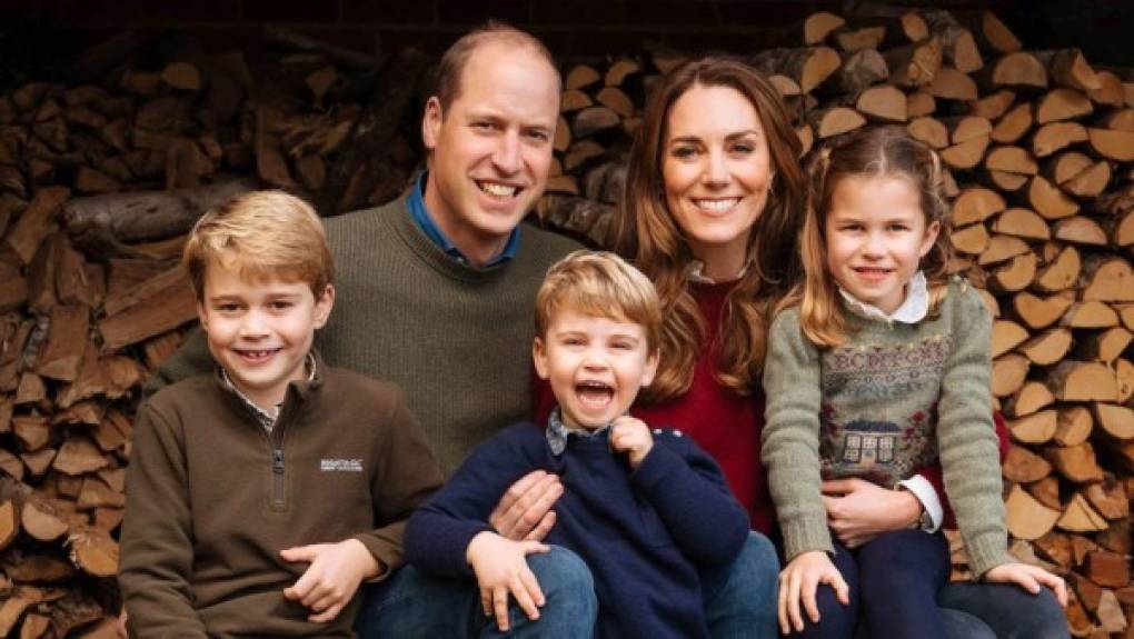 La pareja se convirtió en padres de tres hermosos niños, el príncipe George de 8 años de edad, la princesa Charlotte de 5 y el príncipe George que recién cumplió tres años.
