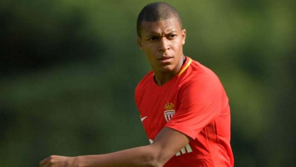 El diario francés L'Equipe desvela este viernes cuál sería el salario de Mbappé en el PSG. El joven prodigio del fútbol francés tendría el segundo salario más alto de la plantilla: 18 millones de euros netos anuales durante 5 temporadas. Mbappé se quedaría, eso sí, aún lejos de los 30 kilos que cobrará Neymar.