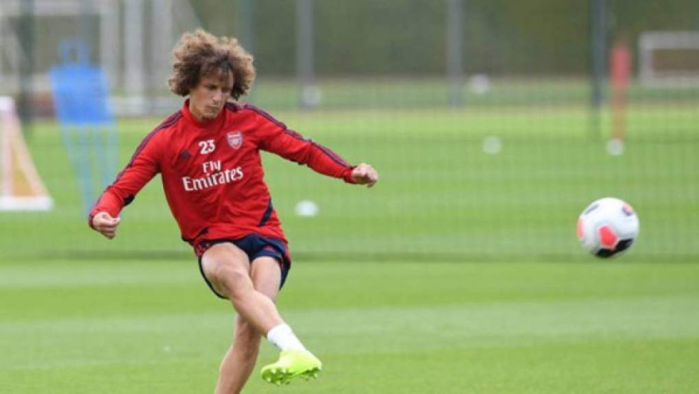 Según Sky Sports, no hay negociación en curso para la renovación del contrato del zaguero David Luiz y en consecuencia cerrará su ciclo como jugador del Arsenal al final de esta campaña.