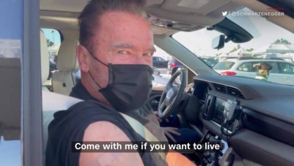 El actor y político Arnold Schwarzenegger, de 73 años, que se vacunó contra el coronavirus en Los Ángeles.