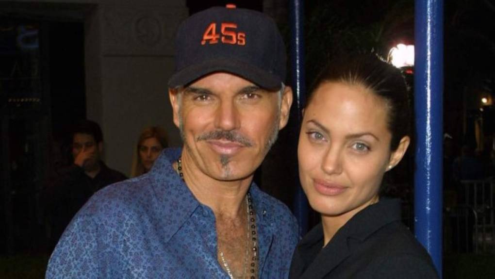 Angelina Jolie y Billy Bob Thornton se comprometieron después de una relación de dos meses, tres años después se divorciaron.