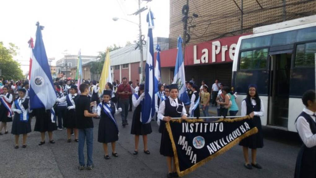 Centros públicos y privados de secundaria participan de los desfiles este 15 de Septiembre.