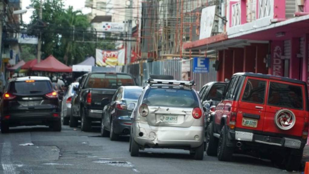 Con el nuevo año entró en vigencia el nuevo Plan de Arbitrios de San Pedro Sula y este establece el incremento a la multa por estacionarse mal en el centro de la ciudad. Fotos: Franklyn Martínez/LA PRENSA
