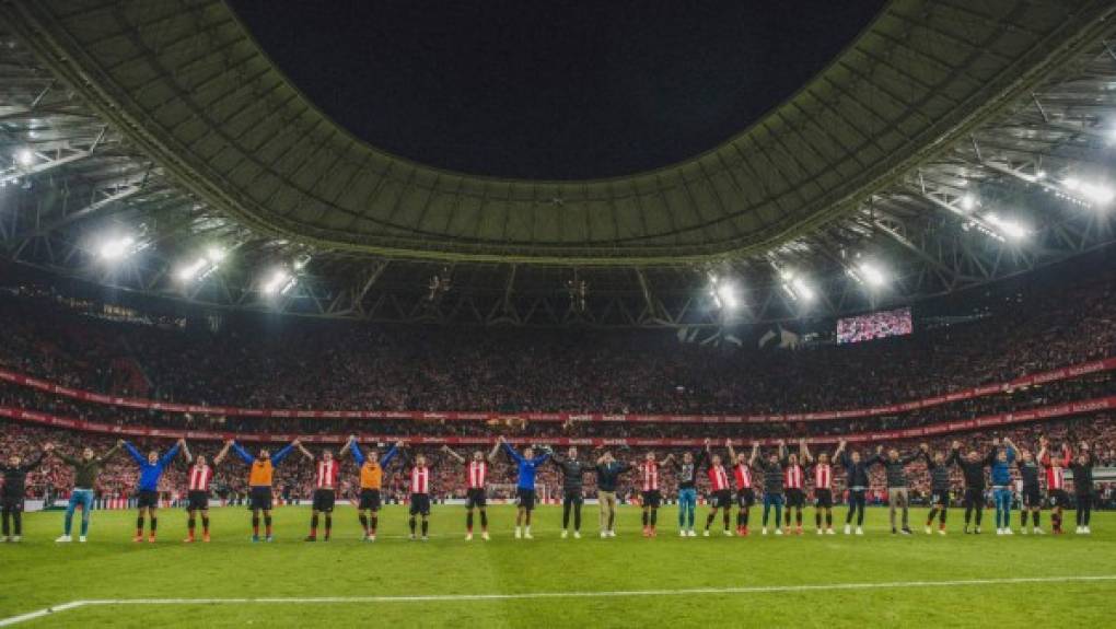 Los jugadores del Athletic de Bilbao se rindieron a su afición y celebraron el pase a semifinales de la Copa del Rey.