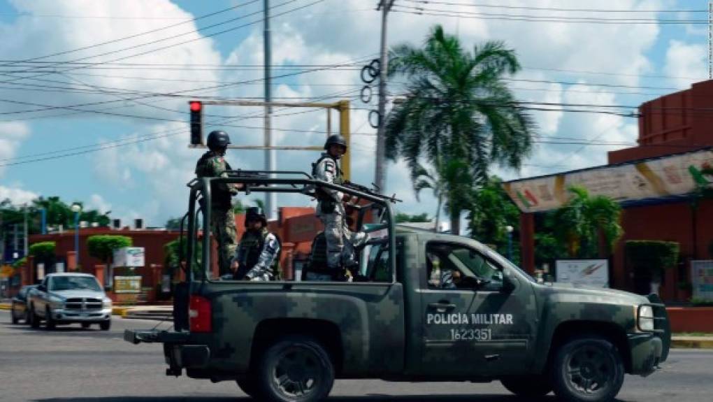 También atacaron un helicóptero que intentó reforzar a las tropas en tierra. Al final, superados en número y en poder de fuego por el cartel de Sinaloa, el Ejército mexicano cedió y liberó al hijo del Chapo.