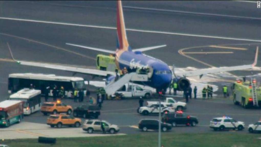 El avión, un Boeing 737-700 de la compañía Southwest, procedía del aeropuerto de La Guardia, en la ciudad de Nueva York, con destino a Dallas (Texas) y tuvo que ejecutar la maniobra de emergencia en el Aeropuerto Internacional de Filadelfia, según recogieron medios estadounidenses.