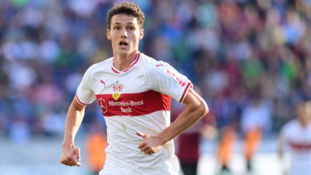 Benjamin Pavard ha desmentido que se haya comprometido con ningún equipo de cara a la temporada que viene. El lateral francés del Stuttgart (22 años), que ha sido insistentemente relacionado con el Bayern Munich, ha indicado que no tiene palabra con nadie pese a tener “ofertas concretas de grandes equipos”, dijo en Sky.