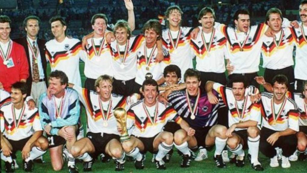 Mundial de Italia 1990 - Cuatro años después Alemania se tomaría la revancha contra Argentina, reeditando una final que se llevaría la Mannschaft, por la mínima (1-0), para proclamarse campeón del mundo por tercera vez en su historia. El solitario gol de Andreas Brehme sirvió para que, en el Olímpico de Roma, Alemania venciera nuevamente.