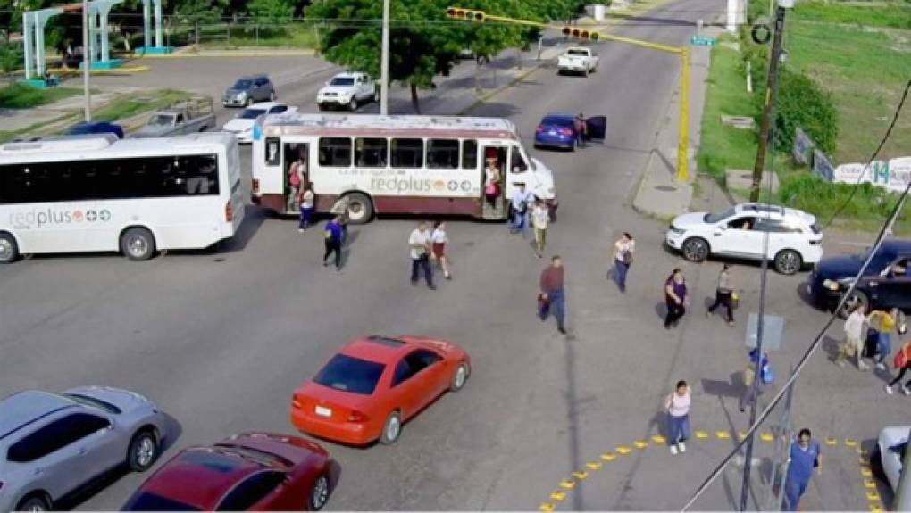Los sicarios del cartel de Sinaloa bajaron a los civiles de los autobuses y los usaron para bloquear las entradas y salidas de la ciudad.