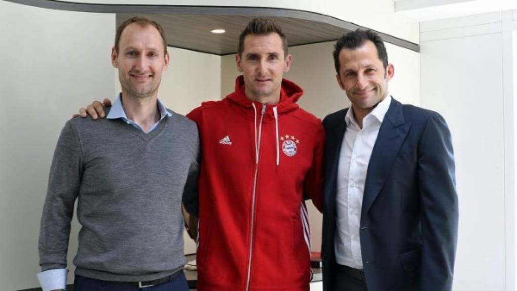 El Bayern Múnich firmó con un contrato hasta 2020 al exjugador alemán Miroslav Klose como entrenador del equipo Sub-17. 'Me ilusiona asumir esta tarea en el FC Bayern y voy a darlo todo para justificar la confianza que se deposita en mí', declaró. Foto Twitter Bayern