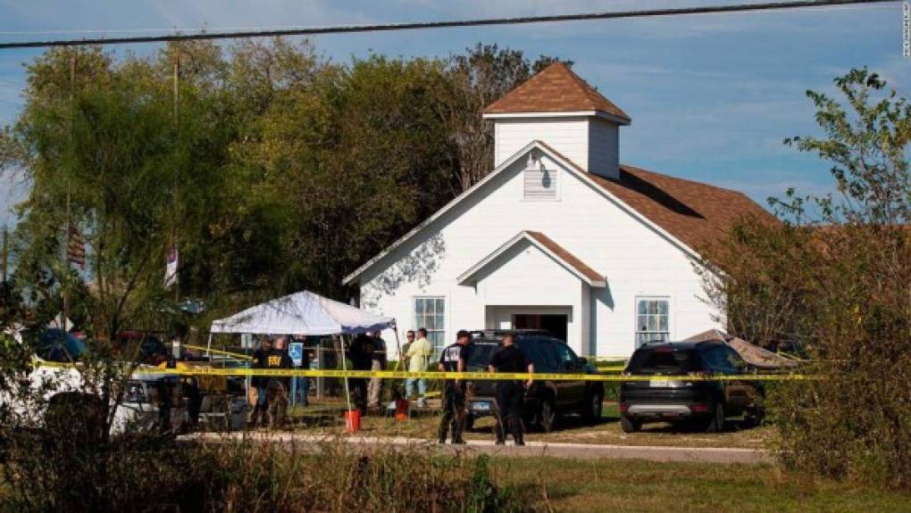 Iglesia de Sutherland, Texas: 25 muertos<br/><br/>Un hombre mató a 25 feligreses e hirió a otros 20 que participaban en una misa en una iglesia Bautista en la comunidad rural de Sutherland Springs, Texas, el 5 de noviembre de 2017. La policía encontró el cuerpo del atacante en su automóvil poco después<br/><br/>