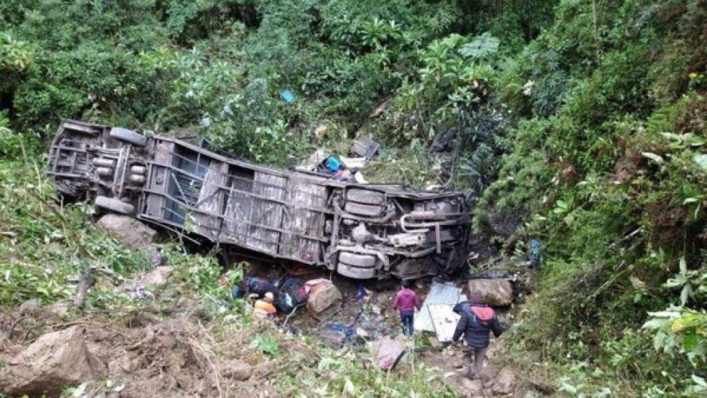 Un trágico accidente de autobús en Bolivia provocó la muerte de 21 personas este martes en una zona montañosa de ese país sudamericano.