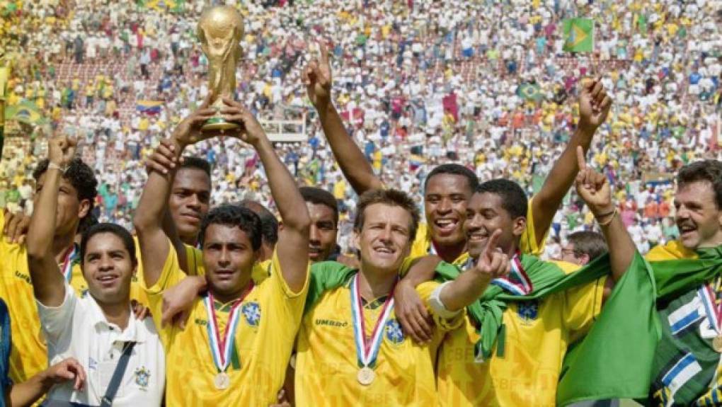 Mundial de Estados Unidos 1994 - Estados Unidos albergó por primera vez una cita mundialista que sirvió para empezar a poner las bases para que el 'soccer' empezara a ser seguido por los yankees. Brasil sería campeona del mundo por cuarta vez en su historia tras vencer a Italia en la tanda de penaltis. Roberto Baggio, con su penalti a las nubes, nos regalaría otra de las imágenes de la historia de los Mundiales.