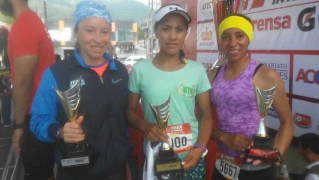 Cony Villalobos (2), Aldy Gonzáles (1) y Yessica Baires son las ganadoras de la categoría 10.5 libre femenino.