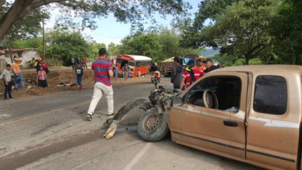 Tres heridos deja una colisión entre un vehículo pickup y una unidad del transporte urbano de la empresa Cotisba a la altura de la aldea Inguaya en Santa Bárbara, zona occidente de Honduras. Unos 23 pasajeros resultaron ilesos tras el impacto donde resultaron solo resultaron con heridas leves los dos conductores de los vehículos y un pasajero. Según versiones de testigos, el conductor del carro Tacoma, color oro quiso entrar al carril contrario para regresar al centro de la ciudad de Santa Bárbara, pero no se percató que la unidad 15 venía en el carril que tomó.