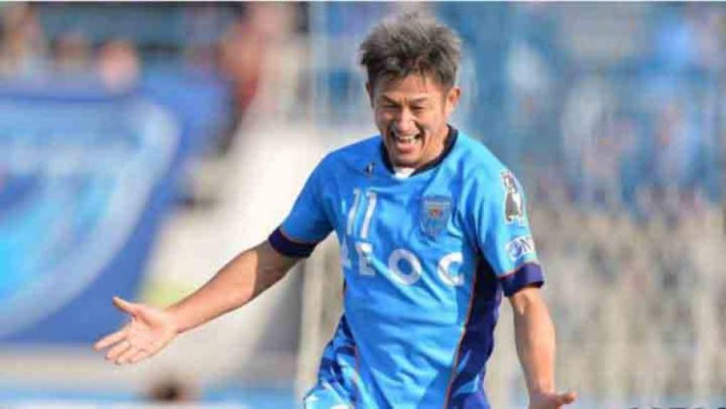 Tomoyoshi Miura: Delantero japonés que renovó su contrato con el Yokohama FC a sus 53 años de edad. El jugador que cumplirá su décimo cuarta temporada con el cuadro nipón, disputara por primera vez en su carrera un torneo de Primera División en su natal Japón después del ascenso que obtuvieron.