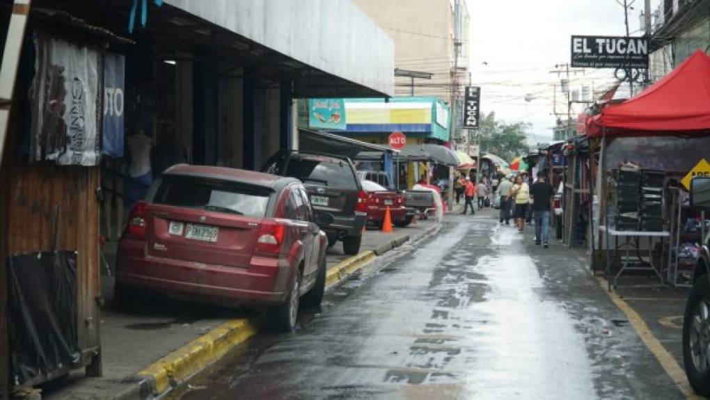Periodistas de diario La Prensa realizaron un recorrido por el centro de la ciudad y captaron las imágenes que muestran los vehículos estacionados hasta en las aceras, hacen doble y hasta triple fila, ocupando las calles y avenidas